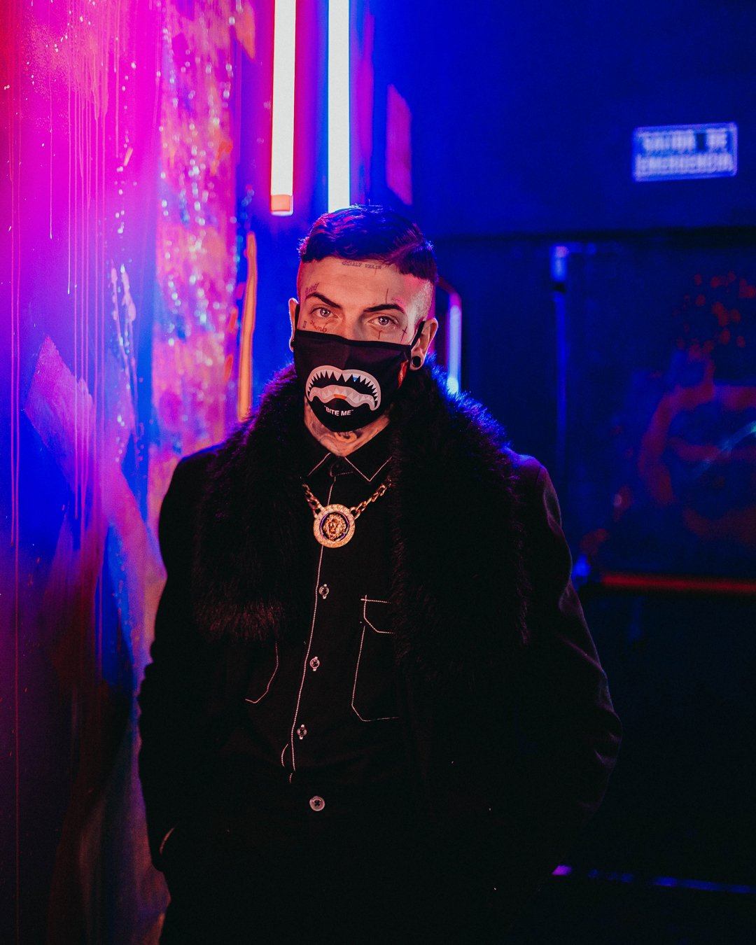 BITE ME SHARK BLK POLYESTER FACE MASK - Image 9